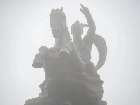 Tượng Thánh Gióng mờ ảo trong sương sớm đầu năm