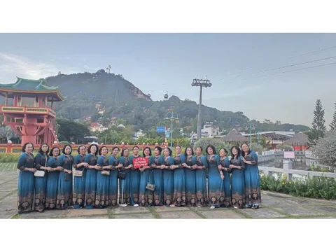 Mùng 1 Tết, “biển người” đổ về Miếu Bà Chúa Xứ núi Sam