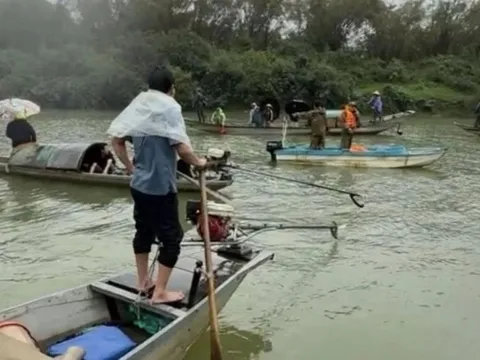 Chùm ảnh hiện trường vụ lật đò chở 7 người một gia đình ngày mùng 3 Tết: 4 nạn nhân chết và mất tích, bé 3 tuổi không qua khỏi