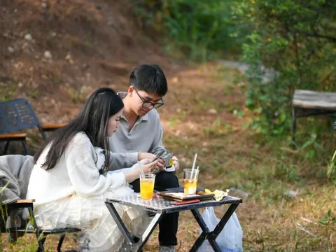 Giới trẻ Hà Nội lên núi uống cà phê đầu năm