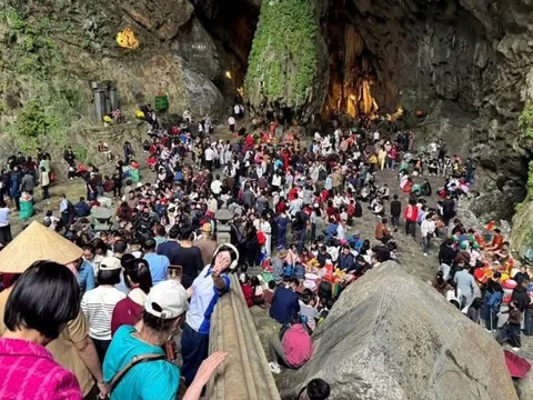 '15 phút mới nhích được một bước' tại hội chùa Hương