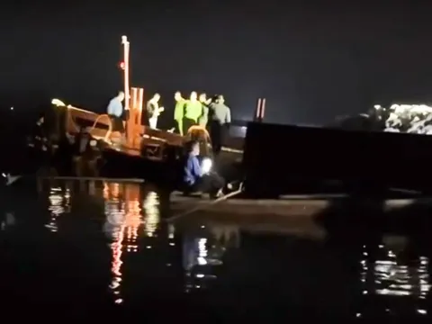 Đang tìm kiếm 6 nạn nhân mất tích sau vụ lật tàu trên hồ Thác Bà