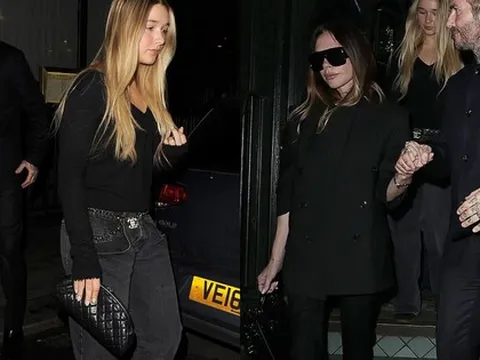 Beckham tình tứ nắm tay Victoria, tiểu thư Harper khoe visual sáng bừng trong buổi tiệc xa hoa nhưng Brooklyn "không có cửa" xuất hiện