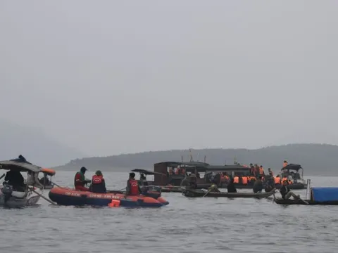 Người đầu tiên phát hiện vụ lật tàu ở hồ Thác Bà: "Tôi thấy 1 người phụ nữ ôm chặt 2 đứa trẻ"