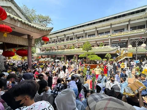 'Đội' nắng 40 phút viếng miếu Bà Chúa Xứ dịp Tết