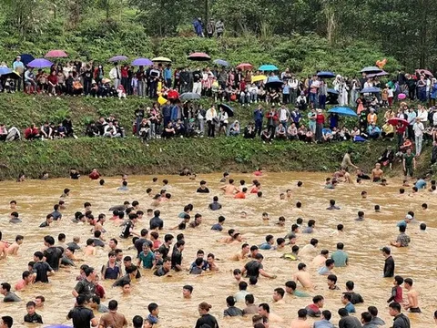 Náo nhiệt hội thi bắt cá tay không trong mùa lễ hội đầu Xuân