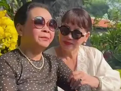 Khánh Ly về nước sau đột quỵ, ra tận mộ Trịnh Công Sơn nói: "Yêu anh mãi mãi!"