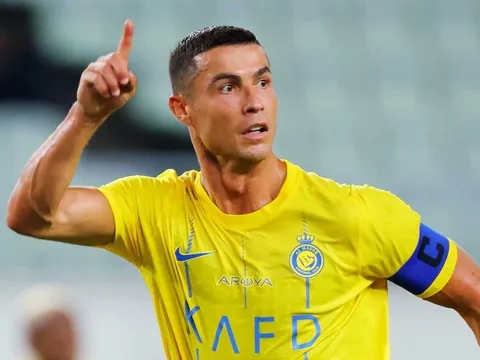Khi cái tôi và tiền bạc giữ Ronaldo ở lại sa mạc