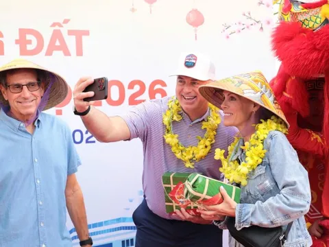 Hình ảnh tàu du lịch hạng sang đưa gần 600 khách “xông đất” Đà Nẵng