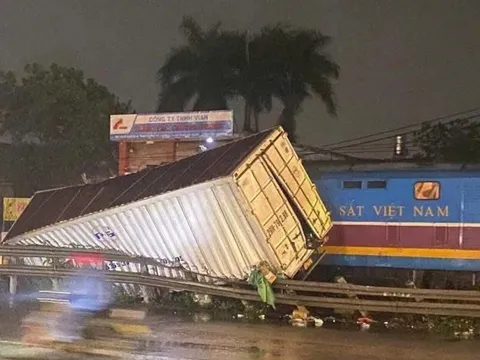 Cố vượt qua đường ngang, ô tô tải bị tàu hoả tông bẹp rúm ở Hà Nội