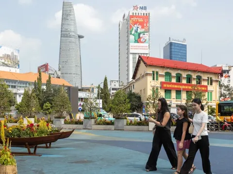 Hiện trạng khu vực 'sóng nước' trước chợ Bến Thành sau Tết