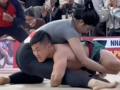 Xem đấu vật hội làng kịch tính: "Quỷ lùn" Đào Hồng Sơn chật vật đấu hotgirl Anh Thơ
