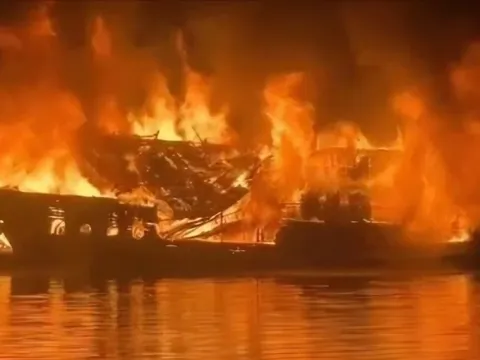 Tàu du lịch cháy như đuốc trên vịnh Hạ Long