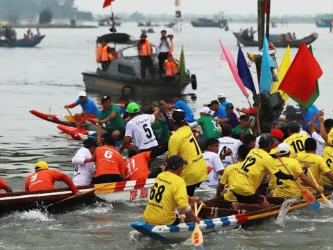 Lật thuyền khi xem đua ghe ở Huế, hai mẹ con tử nạn