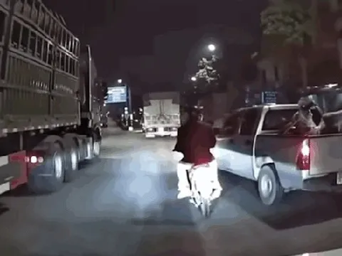 Công an xác minh clip ô tô bán tải nghi cố tình "tạt đầu" chèn ngã người đi xe máy chở trẻ em