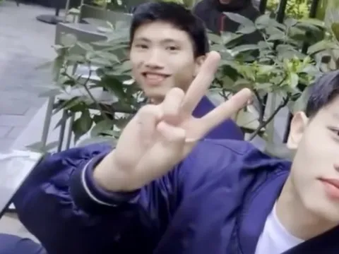 Văn Hậu lái Porsche chở Đình Bắc, còn kiên nhẫn chờ đàn em kí tặng loạt fan nhí, netizen: Thời thế đổi khác rồi!