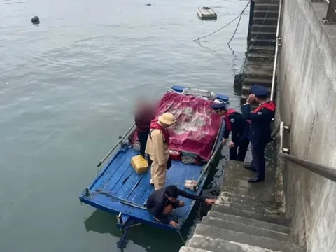 Hàng rong vẫn đeo bám tàu du lịch trên vịnh Hạ Long