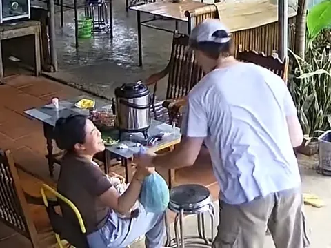 Khách Tây xách bắp cải đi khắp làng Mai Châu tìm người tặng