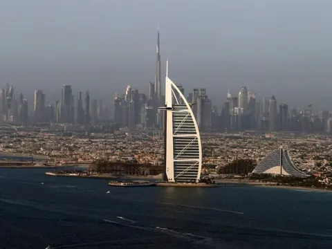 Khách sạn biểu tượng tại Dubai cháy sau loạt tấn công tên lửa