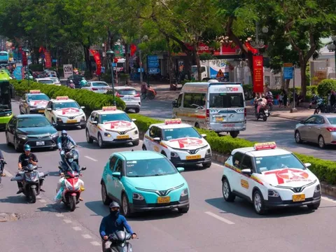 100% taxi ở Hà Nội là xe điện trong 4 năm nữa: Gần 28.000 tài xế có được hỗ trợ gì không?
