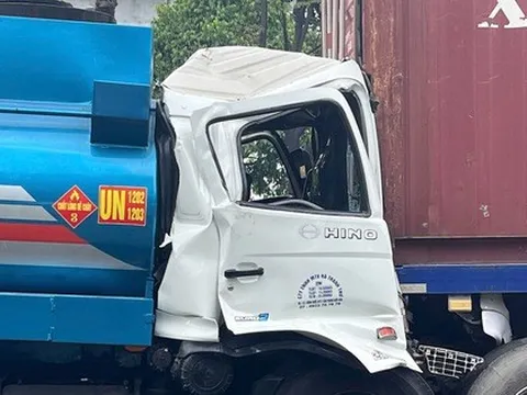 Xe container đang dừng đèn đỏ thì bị tông, gây ùn tắc hơn 1 km