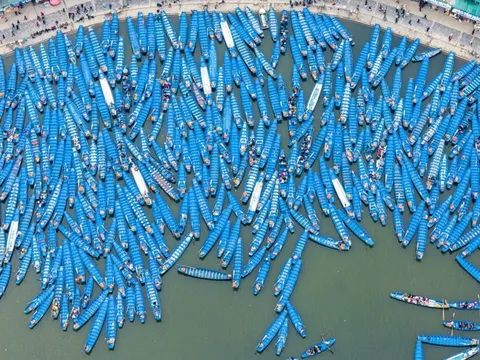 Thêm lái đò chùa Hương bị đình chỉ vì chửi khách