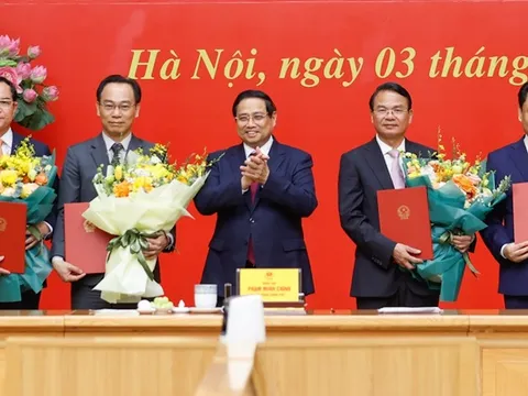 Thủ tướng trao quyết định cho 5 nhân sự mới được chỉ định, bổ nhiệm