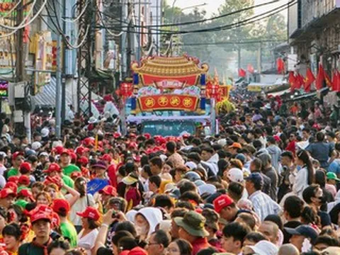 Hàng nghìn người chen kín xem rước kiệu Bà Thiên Hậu ở TPHCM