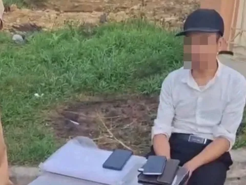 Tài xế quay clip tạo áp lực với CSGT để "lấp liếm" việc không có Giấy phép lái xe