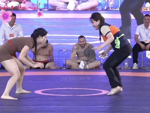 Nữ đô vật bị quấy rối sau trận đấu tại hội vật làng Quậy