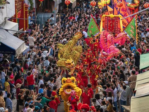 'Biển người' chen chân xem diễu hành Tết Nguyên tiêu tại TP.HCM