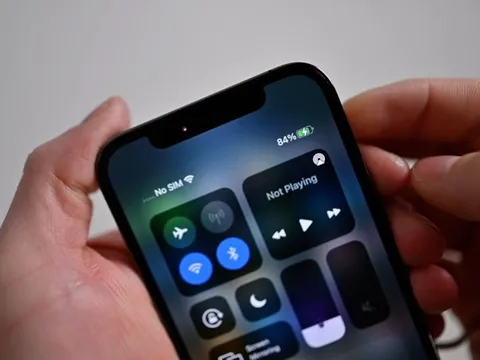 Tôi đã tìm thấy lý do pin iPhone cứ "tụt ầm ầm" xuống còn 20% khi để qua đêm: Dưới đây là cách khắc phục