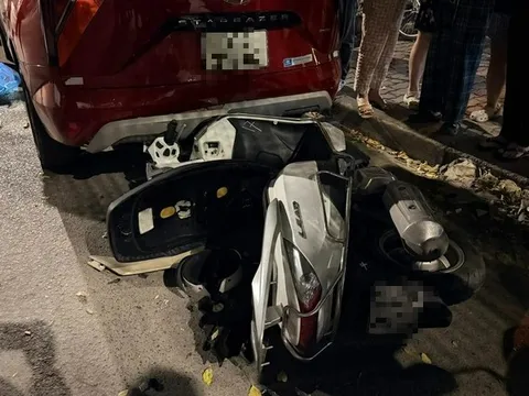 Hiện trường vụ ô tô 4 chỗ tông liên hoàn ở Hà Nội khiến nhiều người bị thương, xe máy nằm la liệt