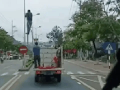 CLIP: Xử lý tài xế xe biển xanh chở người "làm xiếc" trên quốc lộ