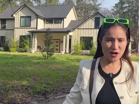 Nữ NSƯT 50 tuổi đi Mỹ: "Tôi khổ quá, tới giờ này vẫn còn đi bán từng ly cà phê kiếm 25 nghìn đồng"