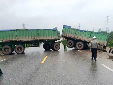 Va chạm với xe đầu kéo, hai người phụ nữ đi xe máy tử vong