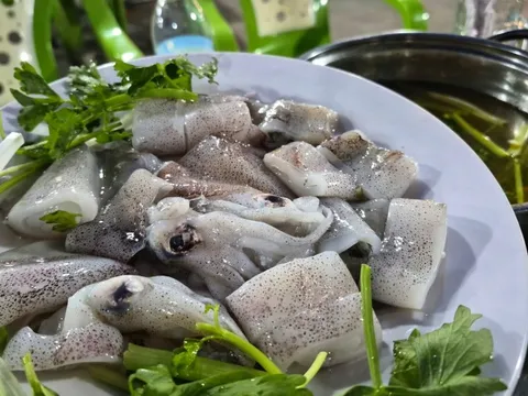 Lẩu mực Đại Lãnh níu chân khách gần xa