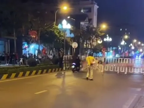 Bất chấp rào chắn, nhóm thanh niên chở 3 lao xe tốc độ cao để 'thông chốt'