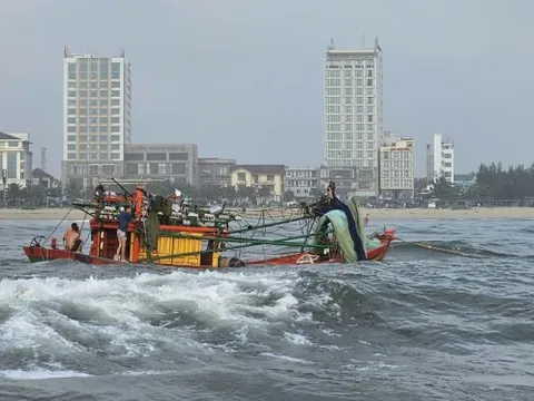 Sóng lớn đánh lật tàu cá chở 5 ngư dân khi đang vào bờ ở Quảng Trị