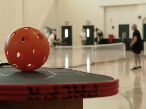 Pickleball 'xâm chiếm' nhà tù Mỹ, phạm nhân ngoan được đánh với quản giáo