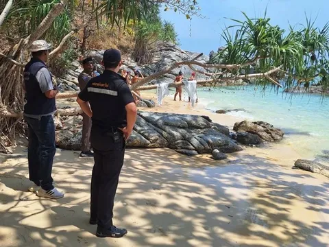 Đuổi du khách khỏa thân tắm nắng trên bãi biển ở Thái Lan