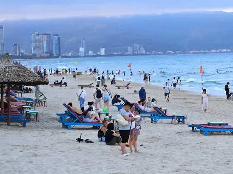 Dẹp vấn nạn lấn chiếm ở bãi biển đông khách Tây nhất Đà Nẵng