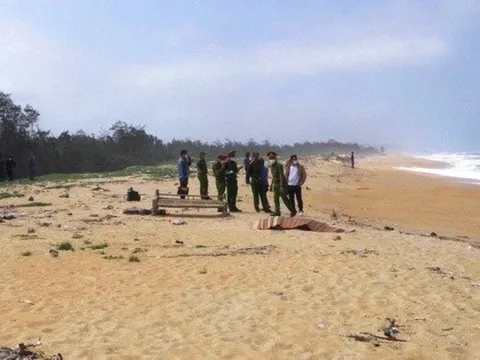 Phát hiện 2 thi thể nam giới trôi dạt vào bờ biển Quảng Ngãi