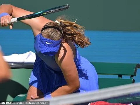 Mỹ nhân tennis 18 tuổi gây phẫn nộ khi thiếu kiềm chế ném vợt, văng tục với khán giả vì thua trận