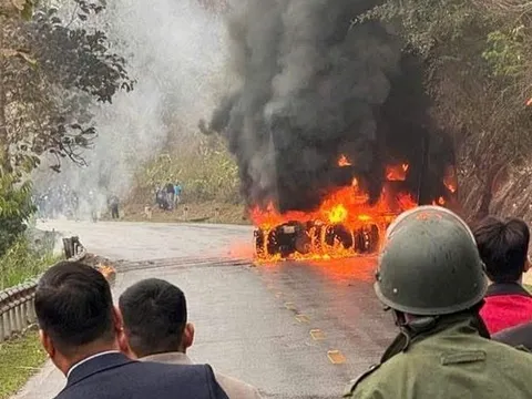 Chiếc xe bất ngờ bốc cháy dữ dội trên quốc lộ, tài xế đã kịp nhảy ra ngoài thoát thân