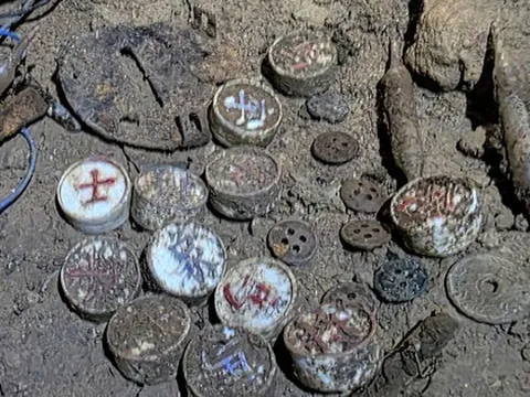 Tìm thấy hài cốt liệt sĩ trong hang đá, cùng tiền xu phát hành năm 1958