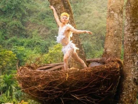 Thay đổi trang phục sau tranh cãi tạo hình 'chim non' ở KDL Ninh Bình