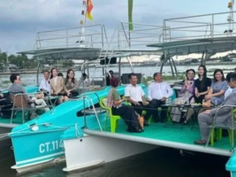 CLIP: Du khách chi tiêu quá thấp, Cần Thơ họp trên tàu tìm giải pháp tháo gỡ