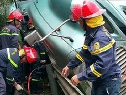 Giải cứu tài xế mắc kẹt trong cabin xe sau tai nạn trên cao tốc ở Đà Nẵng