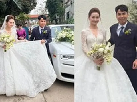 Tiền vệ Đức Huy đi siêu xe Rolls-Royce rước MC Huyền Trang Mù Tạt về dinh, visual cô dâu sáng bừng ngày cưới